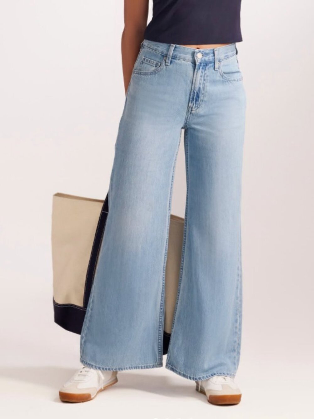 UNIQLO  Light Wash Wide Leg Jeans Size 27
